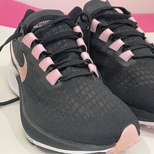 Nike Women's Black and Pink Sneakers